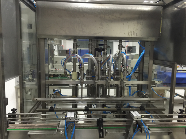 آلات تعبئة بأربعة رؤوس.jpg