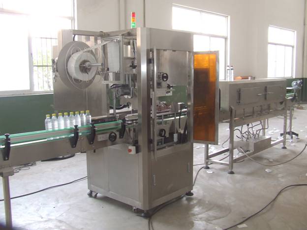 pvc shrinking labeling equipment for bottles آلة وضع العلامات على غلاف بلاستيكي لزجاجات الحيوانات الأليفة
