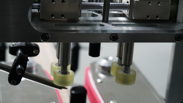 تغطية الزجاجات في خط واحد.jpg