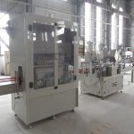 خط تعبئة وتغطية الزجاجات بزاوية الرقبة أوتوماتيكيًا للسوائل المسببة للتآكل