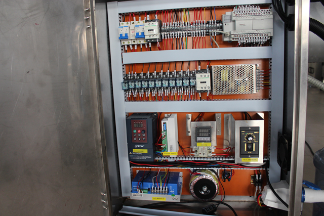 ماكينة تعبئة 4 رؤوس (1).JPG