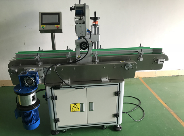 آلة وضع العلامات على أحمر الشفاه حسب الطلب.jpg