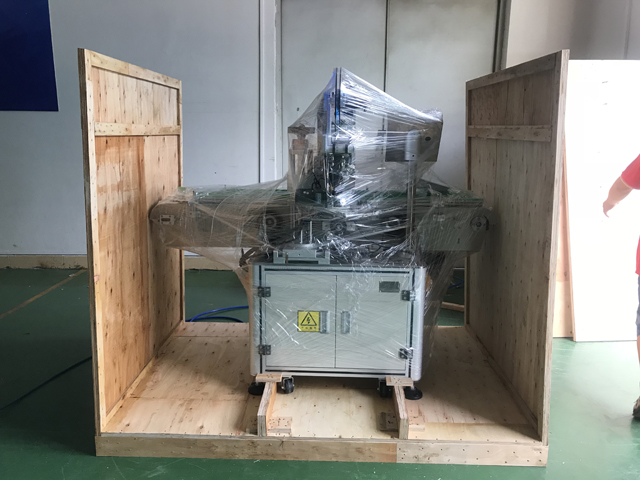 آلة وضع العلامات على أحمر الشفاه.jpg