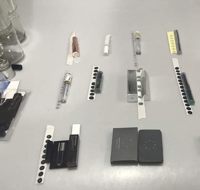 ملصقات ومستحضرات تجميل أحمر الشفاه.jpg