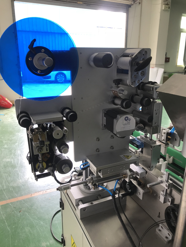 آلة وضع العلامات مع الطابعة.jpg