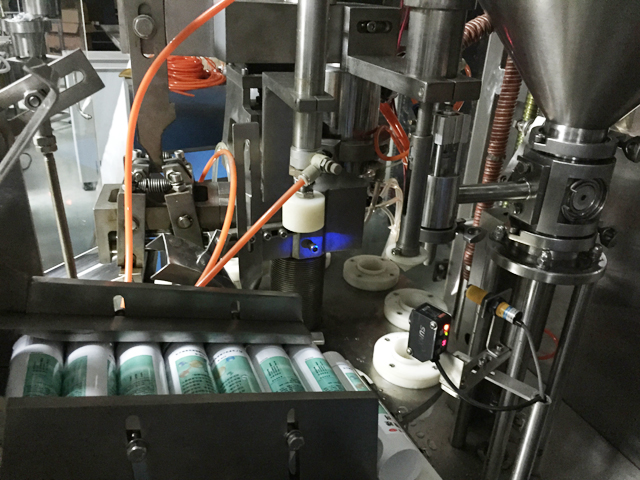 نظام تغذية الأنابيب الأوتوماتيكي لملء وختم.jpg