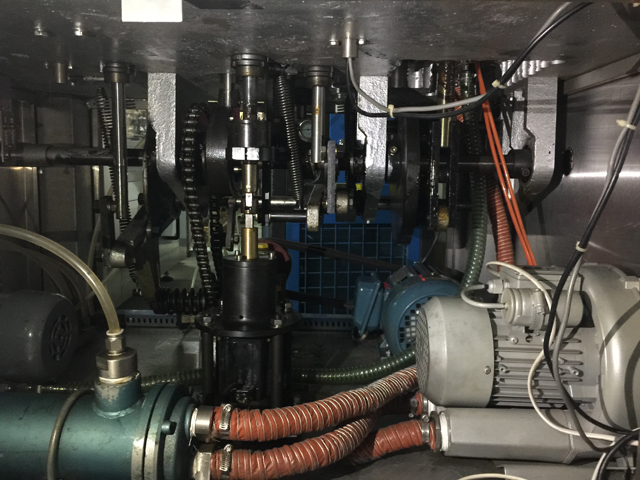 تعبئة الأنابيب وختمها داخل الآلة.jpg