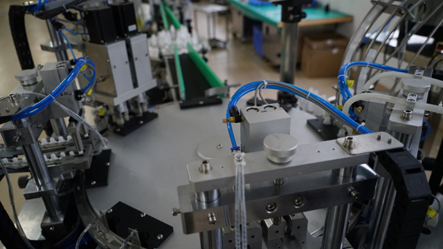 آلة تعبئة وتغطية دوارة.jpg