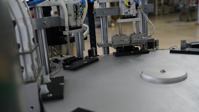 لقطة قريبة لفوهات التعبئة.jpg