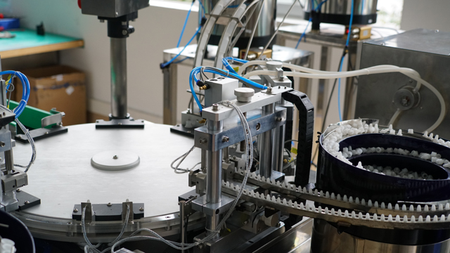 تعبئة السائل الإلكتروني في زجاجات بلاستيكية باستخدام ماكينة ROTARY.jpg