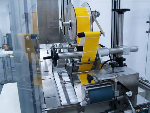 feeding tubes labeling process تفاصيل آلات وضع العلامات.jpg