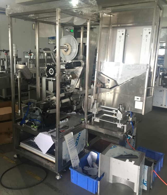 آلات في أنابيب المصانع