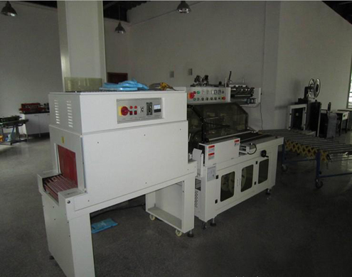 L type sealing shrinkage packing machine آلة تغليف الانكماش والختم على شكل حرف L.jpg
