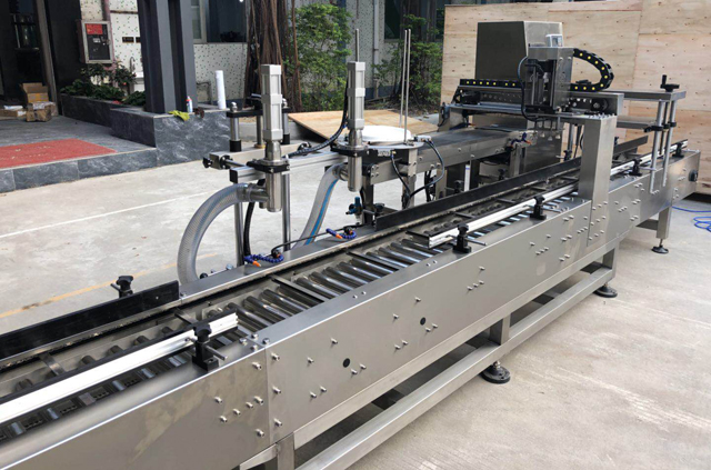 آلة تعبئة دلو الزيت وتغطية الغطاء.jpg