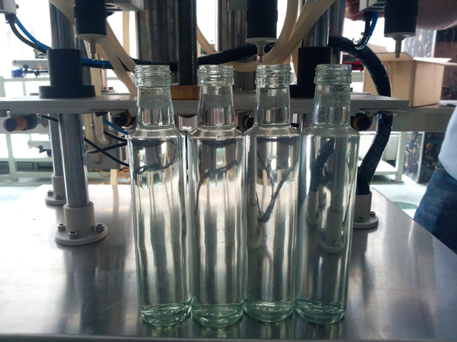 perfume bottles for overflow filling تعبئة العطر.jpg