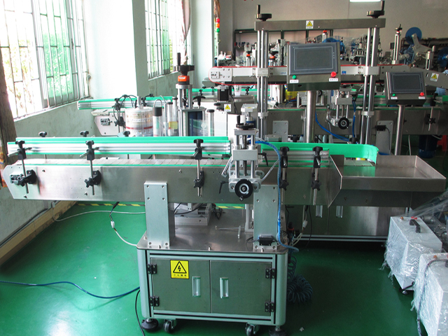 labeling machine with positioning system معدات وضع العلامات على الزجاجات PLC.jpg