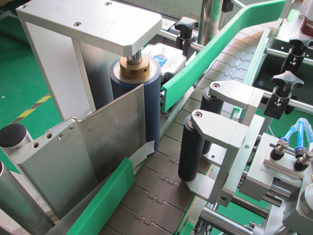 PLC controlling system bottle labeling machine معدات وضع العلامات على الزجاجات PLC2.jpg