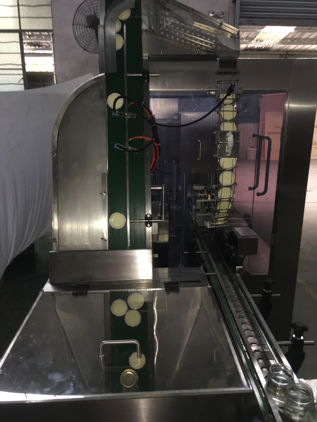 عملية تغليف البرطمانات بالتفريغ الهوائي.JPG