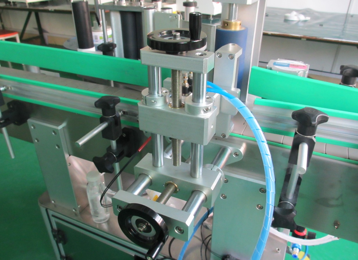 round bottles labeling machinery automatic آلة وضع العلامات على الزجاجات الدائرية (10).JPG
