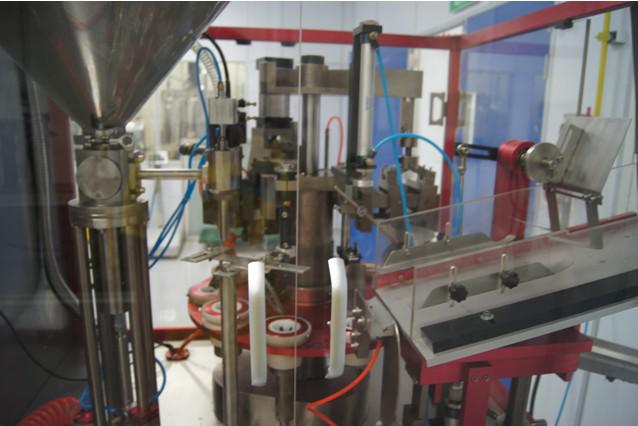 automatic tubes filling sealing machine for toothpaste خزان التخزين.jpg