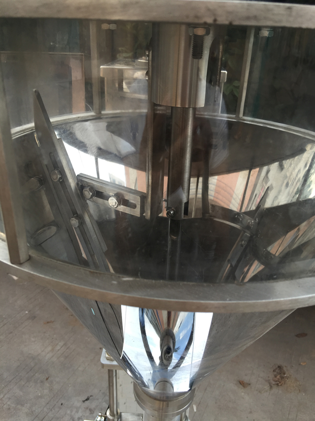 ماكينة جديدة لتعبئة البودرة (1).jpg