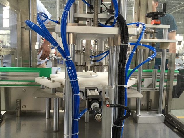 الجانب الخلفي للجسم الرئيسي لآلات تغطية الفراغ.jpg