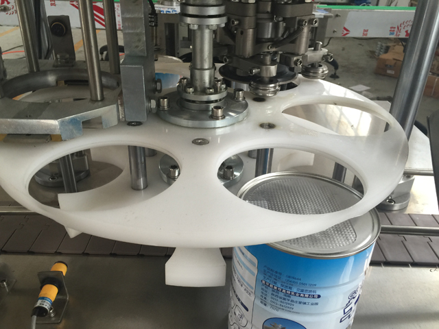 آلة تعليب العلب المعدنية.jpg