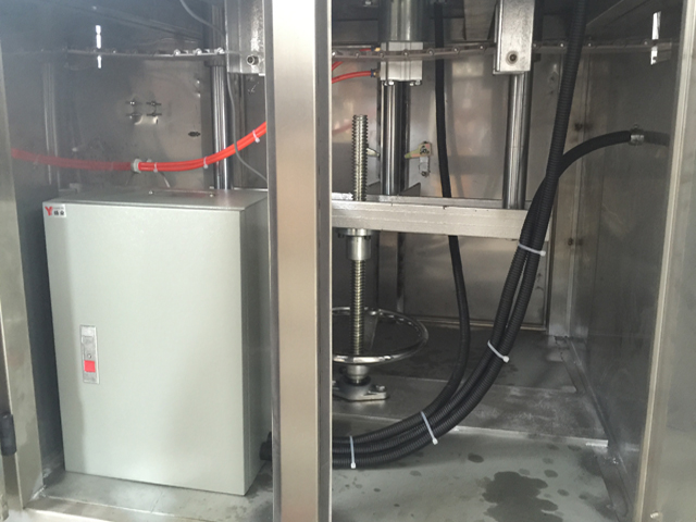 آلة غلق وتغطية العلب من الداخل