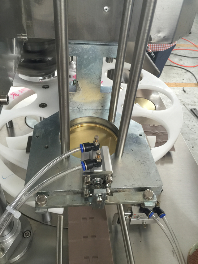 آلات غلق العلب.jpg