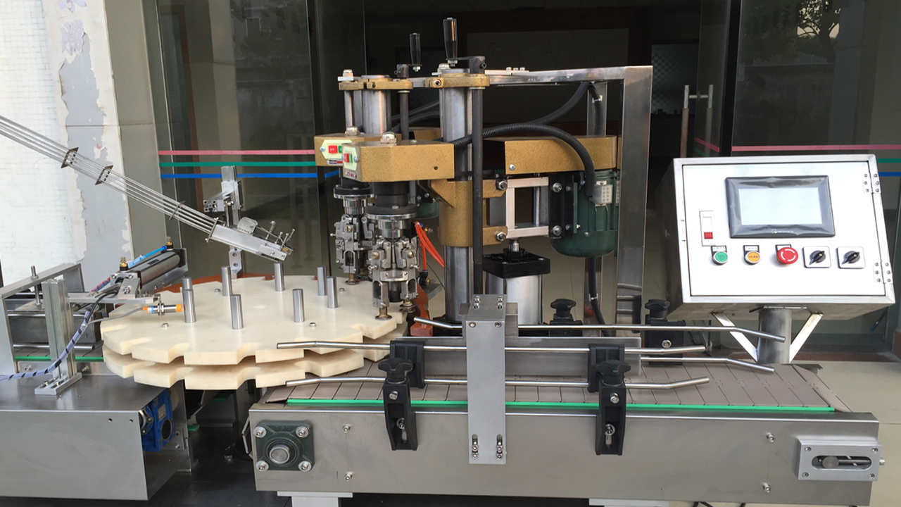 double heads screw capping machine غطاء لولبي مزدوج الرأس.jpg