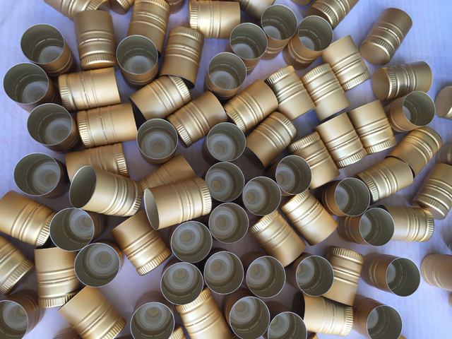 caps samples sent from usa customer for capping machine أغطية الألومنيوم.jpg