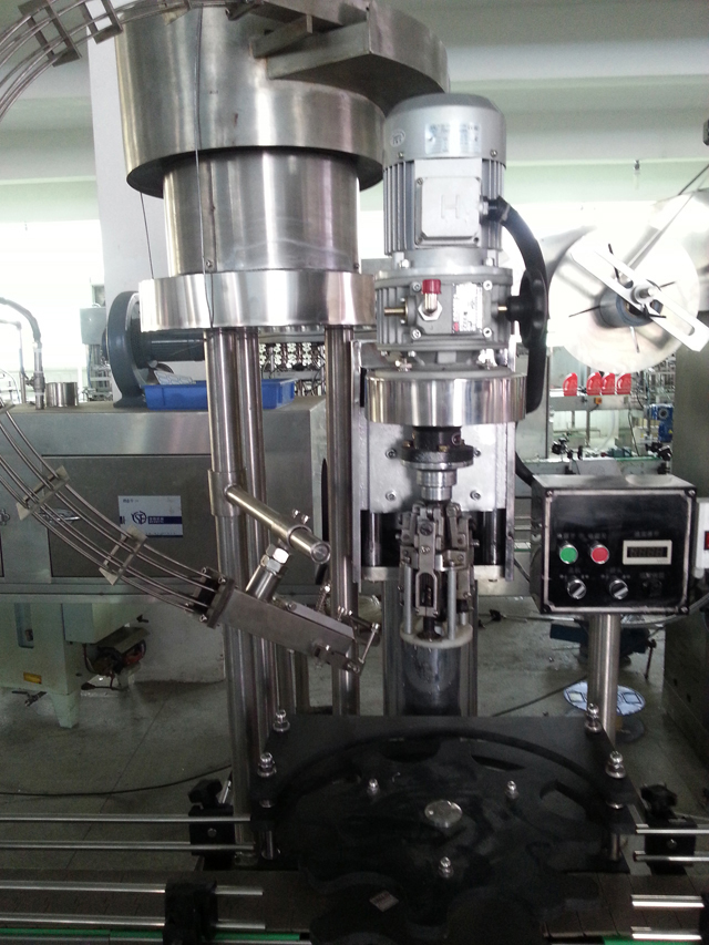 ماكينة تغطية الزجاجات.jpg