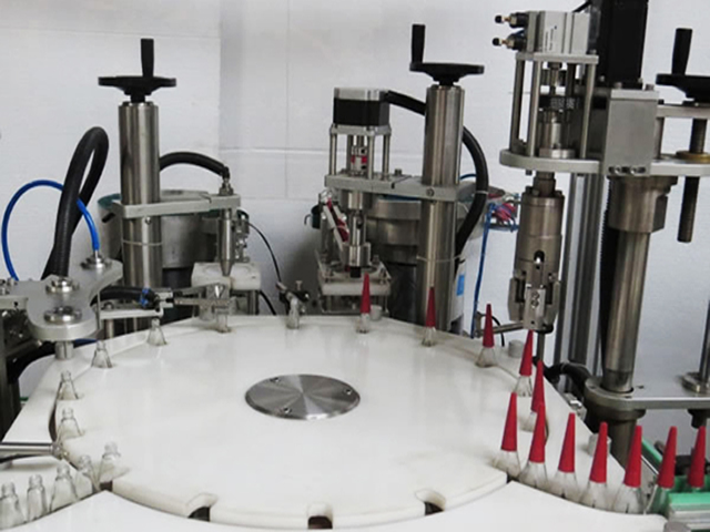 تعبئة طلاء الأظافر بالغطاء الدوار.jpg