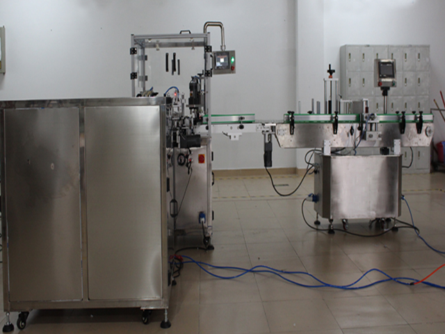 ترتيب الزجاجات لخط السائل الإلكتروني.jpg