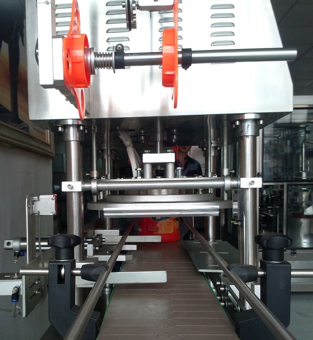 conveyor belt for jars sealing machine بكرة تحميل الفيلم.jpg