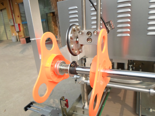 film roller بكرة لختم تحميل الفيلم.jpg