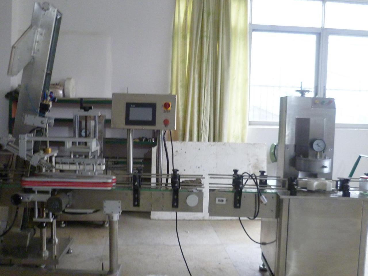 vacuum capping machine with cap placement غطاء مفرغ من الهواء لبرطمان زجاجي.JPG