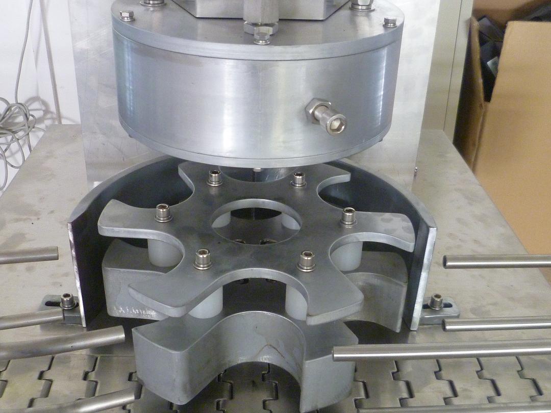 rotary vacuum capper machinery رأس دوار لآلة تغطية الفراغ.JPG