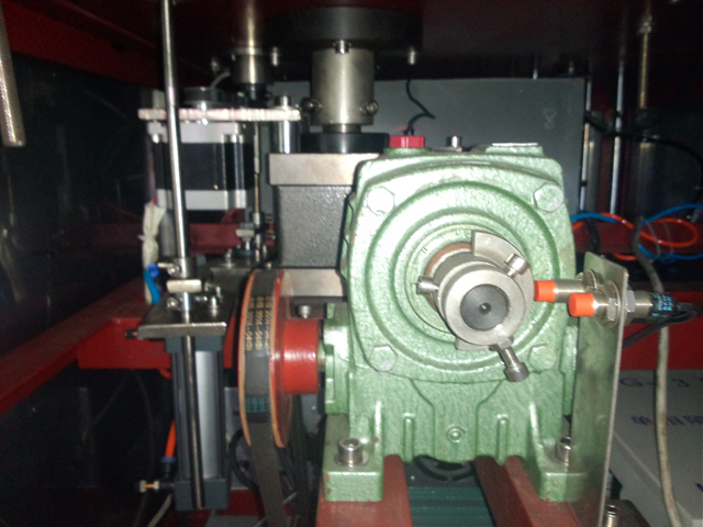 internal tubes filling sealing machine آلة تعبئة وختم الأنابيب نصف أوتوماتيكية.jpg