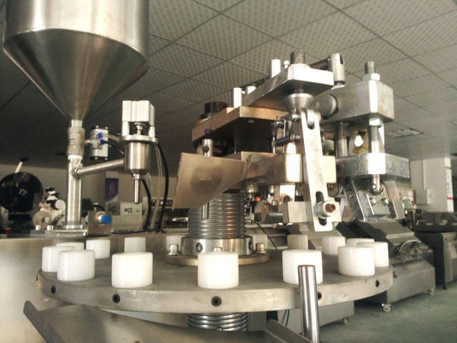 metal tubes filling folding machine آلات تعبئة وختم الأنابيب في المخزون.jpg