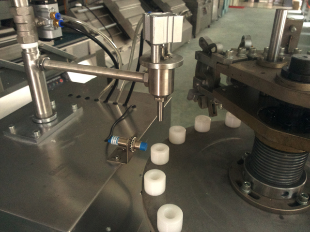 filling nozzles for aluminum tubes filling process حشوة مانعة للتسرب للأنابيب المعدنية.jpg