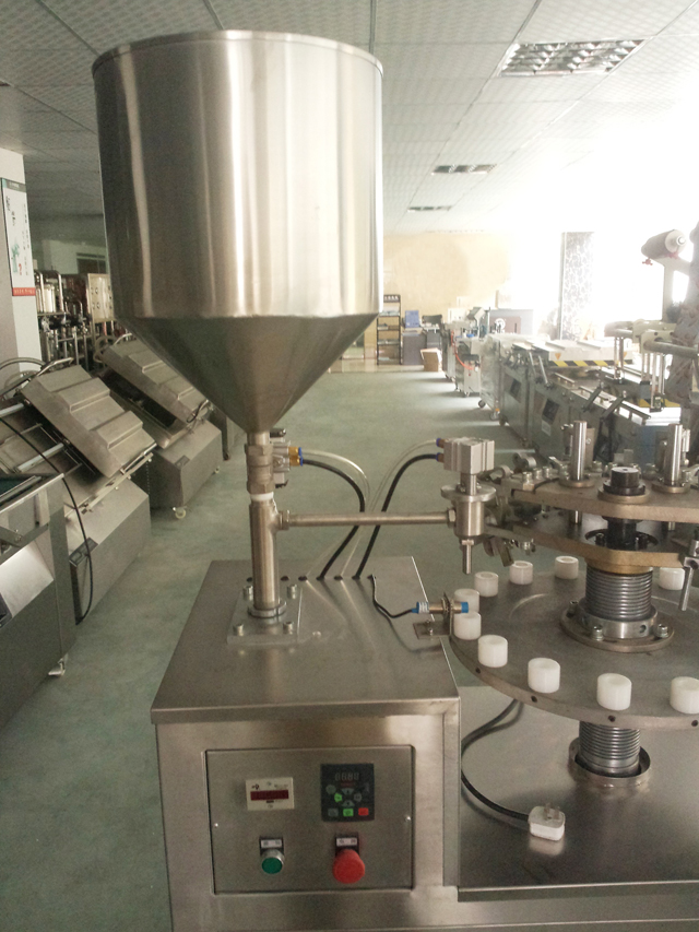 metal tubes filling sealing machine in stock قمع تعبئة وختم الأنابيب.jpg