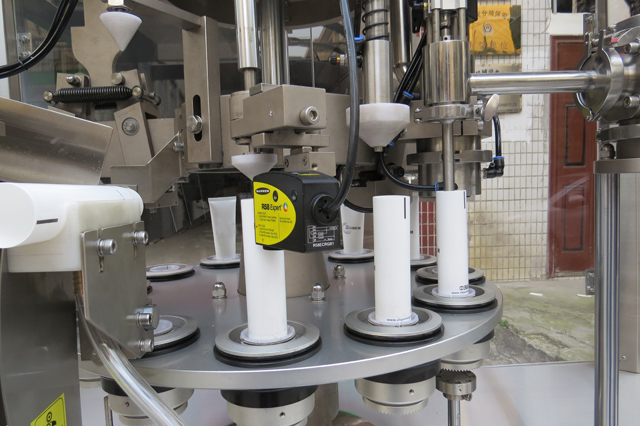 معدات تعبئة وختم الأنابيب.jpg