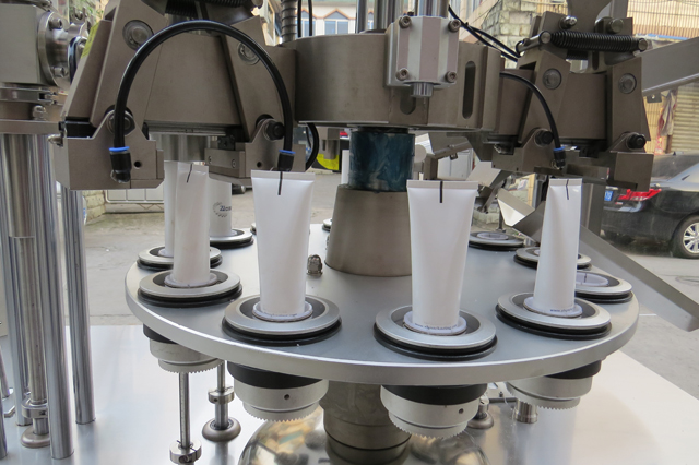 خط تعبئة وختم الأنابيب.jpg