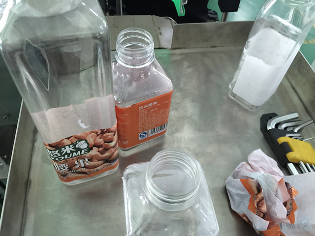 لفات ملصقات ماكينة وضع العلامات على الزجاجات المسطحة (2).jpg