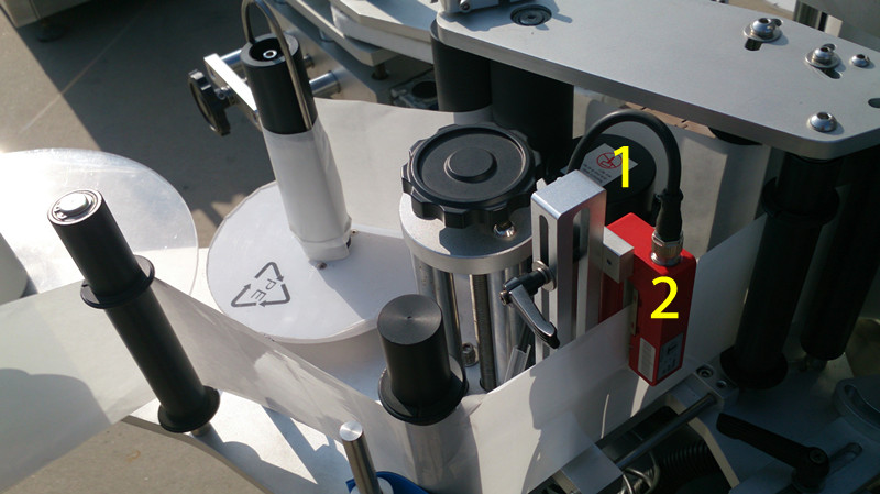 labeling machine for E liquid small bottles ملصقات على صور السائل الإلكتروني.jpg