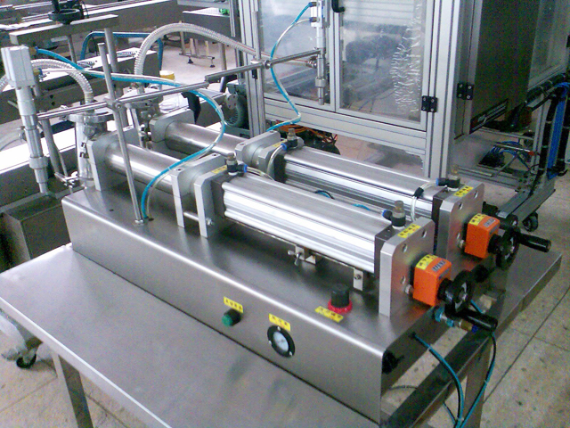 double heads liquid filling machine ماكينة تعبئة 2 رأس للمنظفات السائلة.jpg