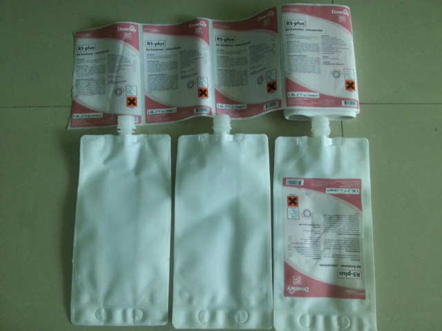 آلات لصق العلامات على الأكياس نصف أوتوماتيكية (4).jpg