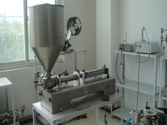 Full pneumatic liquid&paste filling machine 50-1000ML ماكينة تعبئة ذات رأس واحد مع قمع.jpg