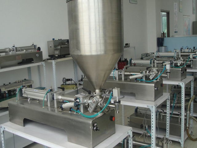 horizontal filling machine for both liquid and paste ماكينة تعبئة كريمة وسوائل.jpg